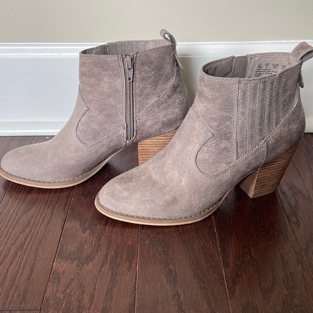Carlos Santana Daisy Boots **Reposhing bc need bigger size**